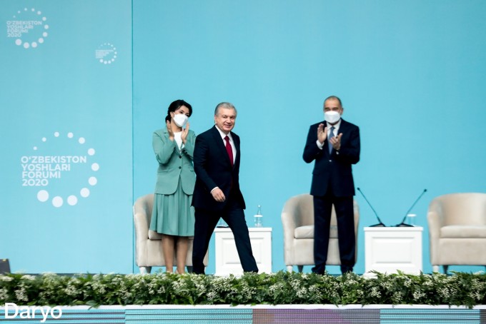 O‘zbekiston Prezidenti Shavkat Mirziyoyev zalga kirib kelmoqda.