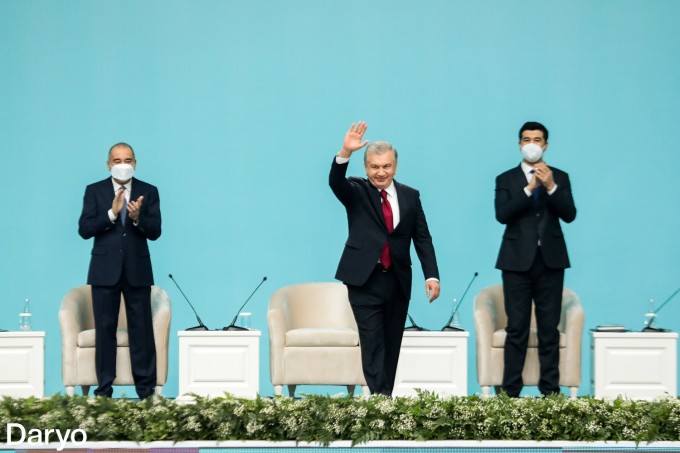 O‘zbekiston Prezidenti Shavkat Mirziyoyev yig‘ilganlarni olqishladi.