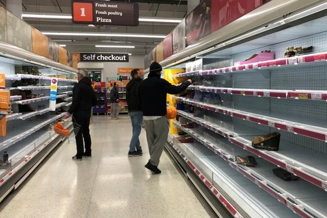 Londonning Sainsbury’s supermarketidagi bo‘sh javonlar. 2020-yil 17-mart