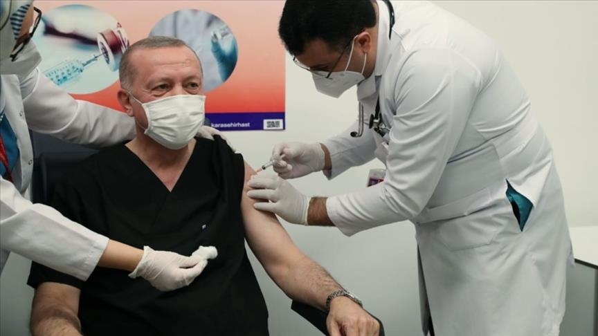 Turkiya prezidenti Rajab Toyyib Erdo‘g‘on ham Telegram’dagi kanalida koronavirusga qarshi vaksina bilan emlanganini bildirdi.