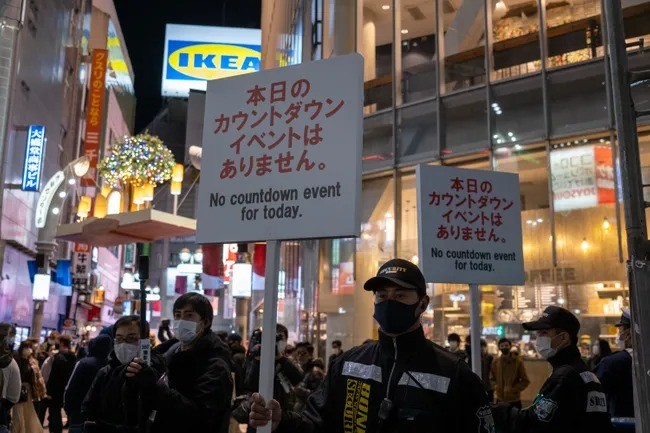 Токио полициячилари шаҳарликларни уйларига тарқалишга кўндиришга уринди.