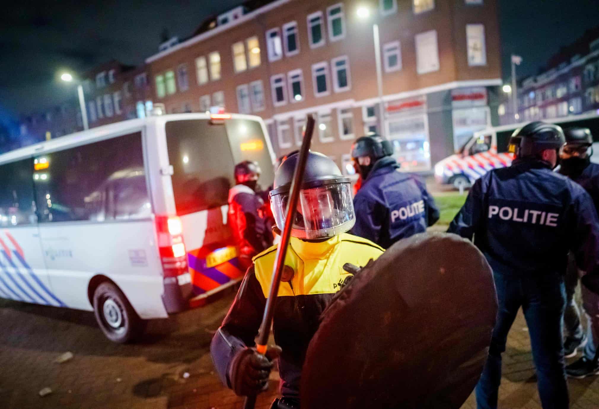 Niderlandiyaning Rotterdam shahrida dam olish kunlaridagi komendantlik soatiga qarshi namoyishlarni tartibga solishga intilayotgan politsiya xodimlari.