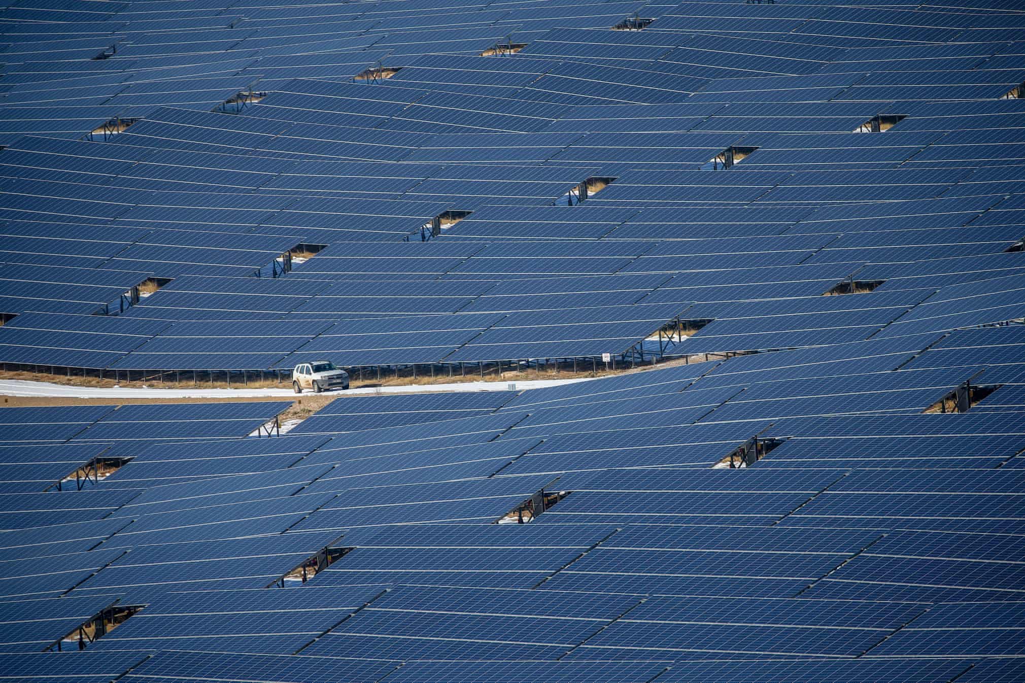 Туркиянинг Ван провинциясида Эдремит туманида жойлашган қуёш батареялари. Ушбу провинциядаги 37 мегаватт қуёш электростанцияси 80 минг хонадонни электр энергияси билан таъминлайди.