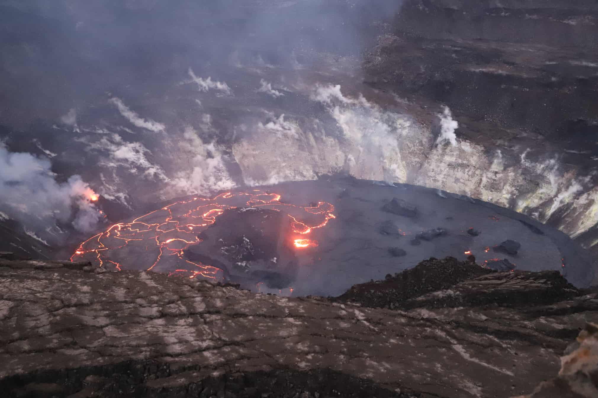 AQShning Gavayi orollaridagi Kilauea cho‘qqisida joylashgan Halemauma vulqon og‘zida hamon lava qaynab chiqmoqda.