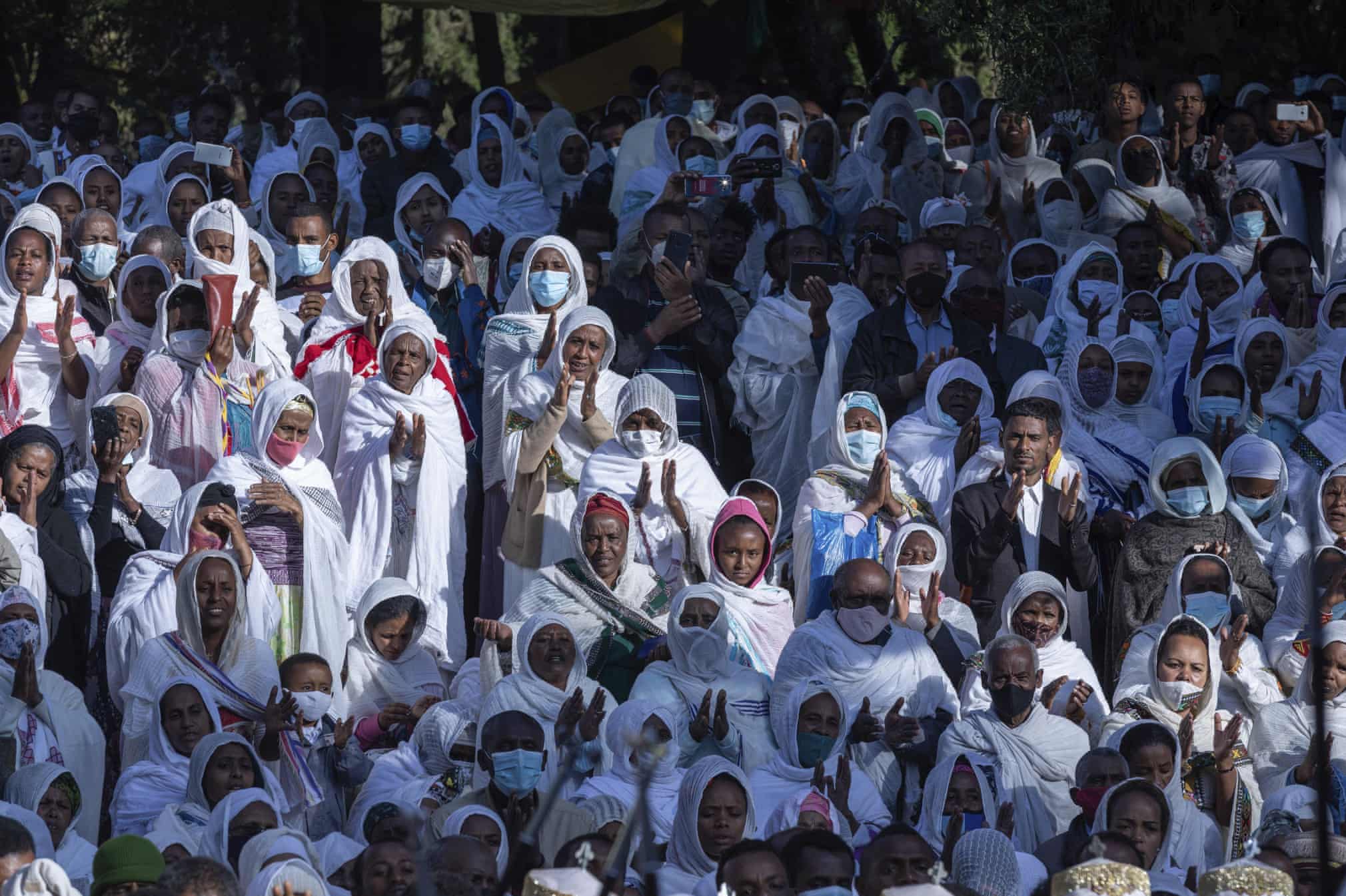 Efiopiyaning Addis-Abeba shahrida Rojdestvo munosabati bilan ibodat qilayotgan aholi.