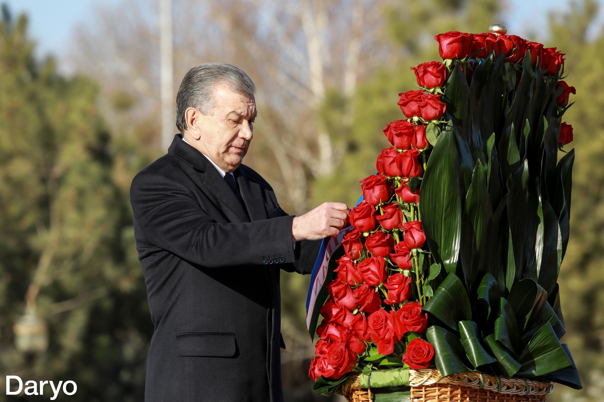 Shavkat Mirziyoyev O‘zbekistonning Birinchi Prezident Islom Karimov haykali poyiga gulchambar qo‘yib, uning xotirasiga hurmat ko‘rsatdi. 