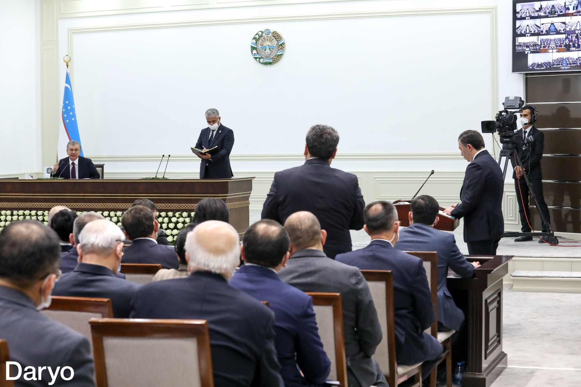 O‘zbekiston Prezidenti Shavkat Mirziyoyev ijtimoiy-siyosiy soha tarmoqlari bo‘yicha topshiriq bermoqda