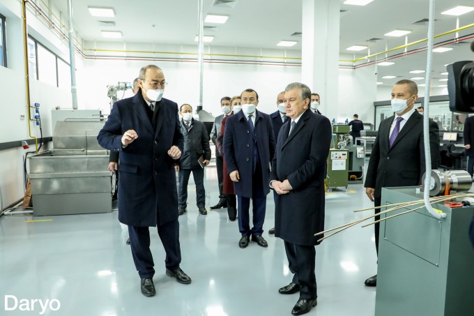 Prezident Shavkat Mirziyoyev va bosh vazir Abdulla Aripov (chapda) Toshkentdagi Fonon zargarlik zavodida, 2021-yil 15-yanvar.