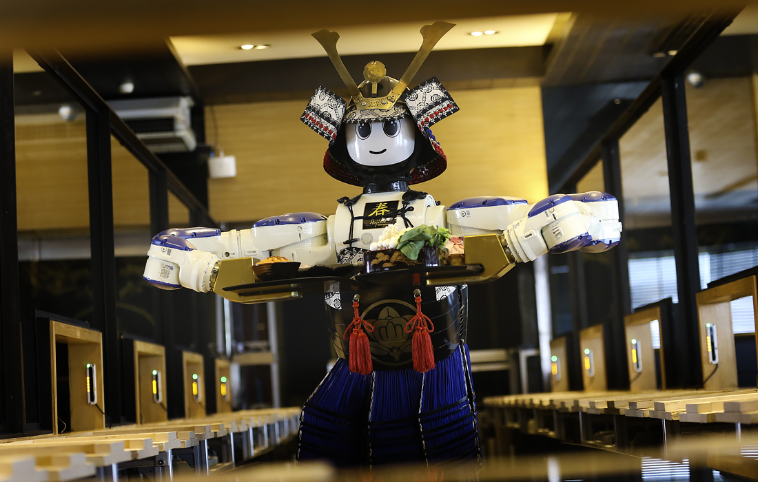 Бангкокдаги Hajime япон ресторанида робот официантлар хизмат кўрсатмоқда.