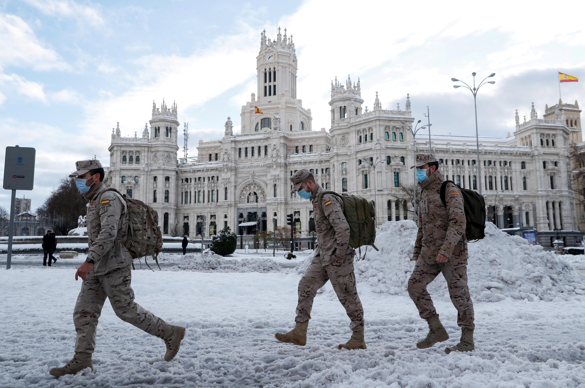 Harbiylar Madrid shahar meriyasi oldidan o‘tib bormoqda, 2021-yil 10-yanvar.