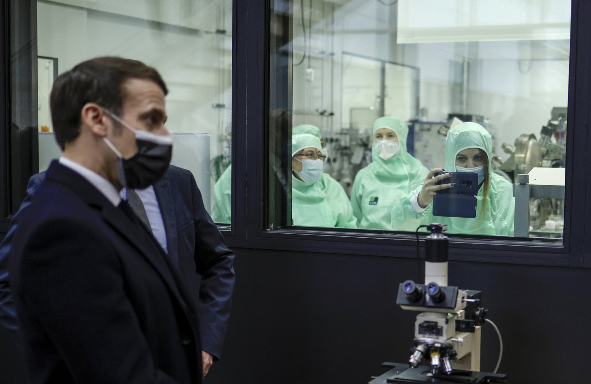 Tadqiqotchi Parij-Sarklay universitetidagi nanoilm va nanotexnologiyalar markaziga tashrif buyurgan Fransiya prezidenti Emmanuel Makronni suratga tushirmoqda.