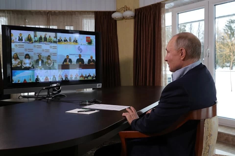 Tatyana kunida Rossiya prezidenti Vladimir Putin videoaloqa tarzida talabalar bilan muloqot qilmoqda.