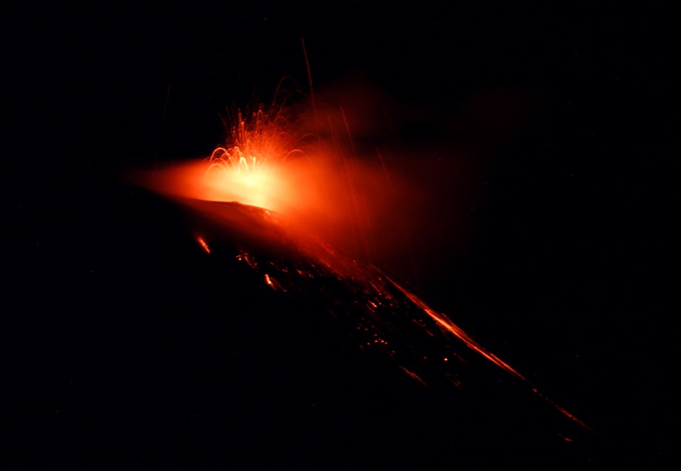 Italiyaning Kataniya hududidan Etna vulqoni otilishi ko‘rinib turibdi.
