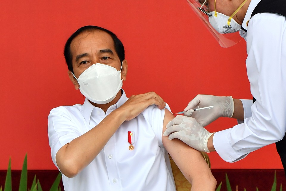 Indoneziyada koronavirusdan ommaviy vaksinalash boshlandi. Birinchi bo‘lib uni mamlakat prezidenti Jkoko Vidodo oldi.
