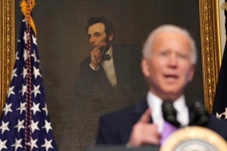 AQSh prezidenti Jo Bayden pandemiyaga qarshi kurash to‘g‘risida Oq uyda AQShning 16-prezidenti Avraam Linkoln portreti oldida nutq so‘zlamoqda.
