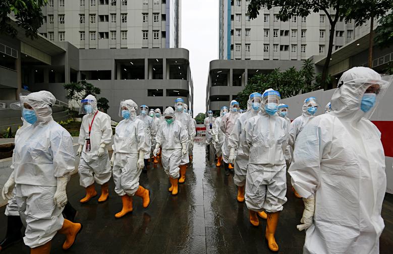 Indoneziyaning Jakarta shahrida tibbiyot xodimlari koronavirus bemorlarini davolashga kirishmoqda.