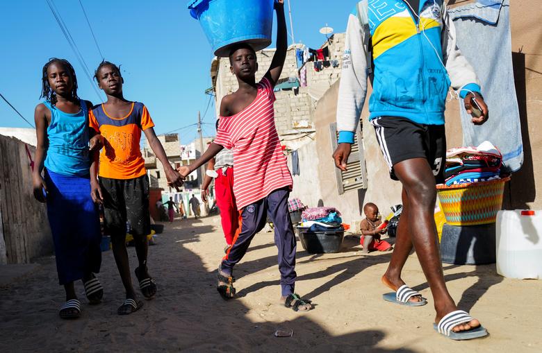 Senegalning Dakar shahrida sayr qilib yurgan qizlar.