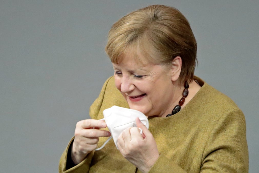 Germaniyaning Berlin shahrida mamlakat kansleri Angela Merkel Bundestagdagi yig‘ilish vaqtida niqobini yechib, qo‘liga olgan lahza.