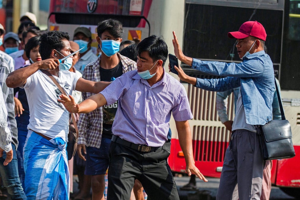 Мьянманинг Янгон шаҳрида ҳарбийлар тарафдори демократия тарафдорига қарши турибди.