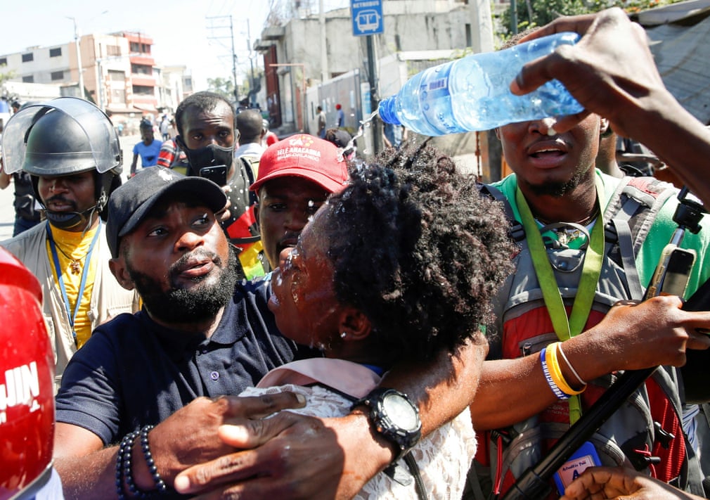 Гаитидаги Порт-о-Пренс ҳудудида мамлакат президенти Жовенел Моисга қарши намойишда полиция томонидан кўзни ёшлантирувчи газ қўлланилиши натижасида зарар кўрган журналистнинг кўзларини ҳамкасблари ювмоқда.
