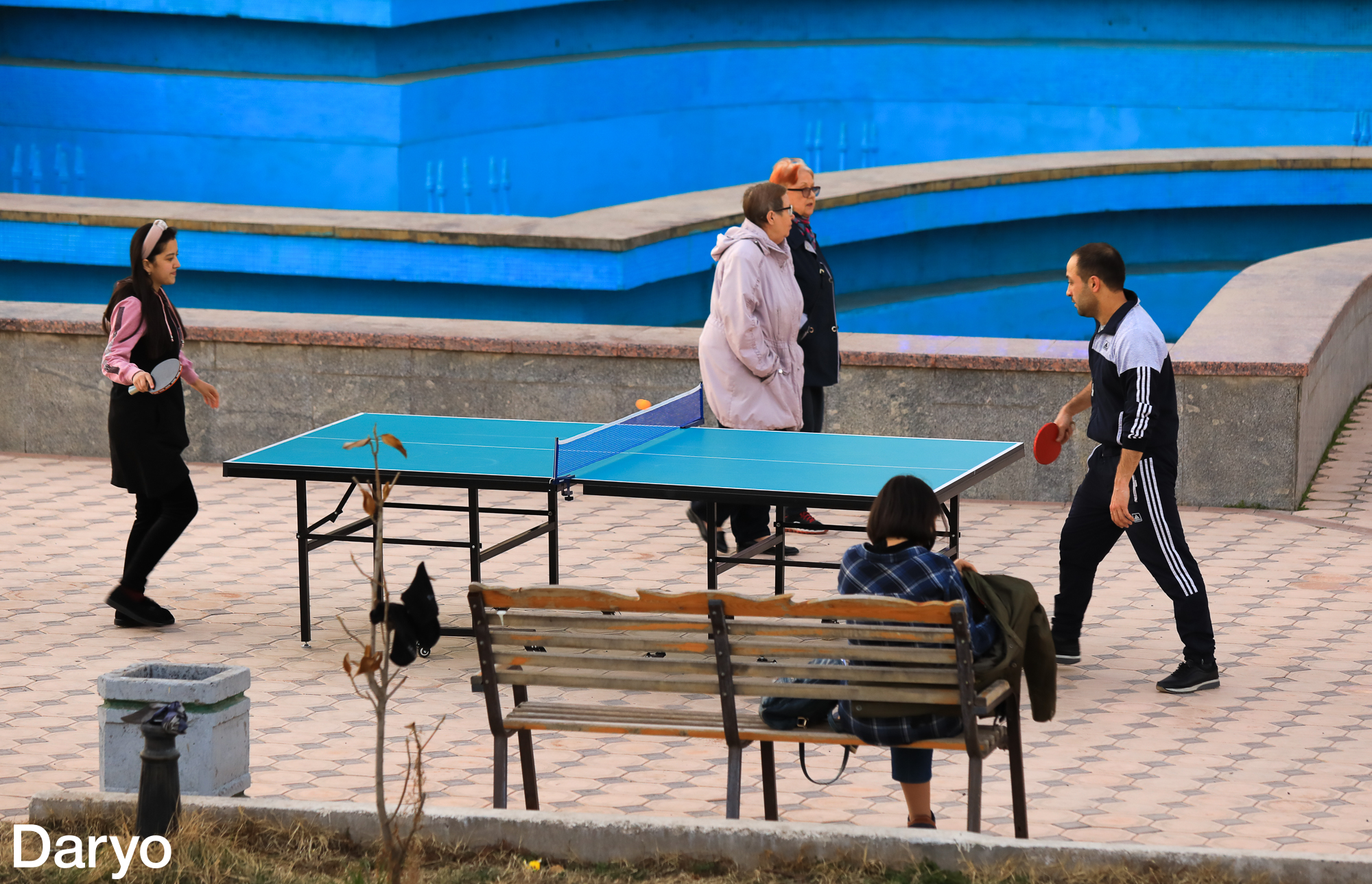 Toshkent shahrining Mustaqillik shohko‘chasidagi Hamid Olimjon maydonida stol tennisi o‘ynayotgan mahalliy aholi.