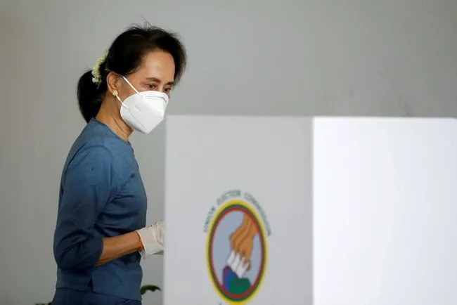 Аун Сан Су Чжи 8 ноябрдаги умумий сайловлар арафасида муддатидан олдин овоз бериш чоғида. Мьянма, 2020 йил 29 октябрь