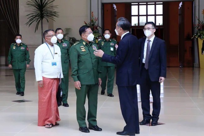 Хитой ташқи ишлар вазири Ван И генерал Мин Аун Хлаин билан учрашувда. Мьянма, 2021 йил 12 январь
