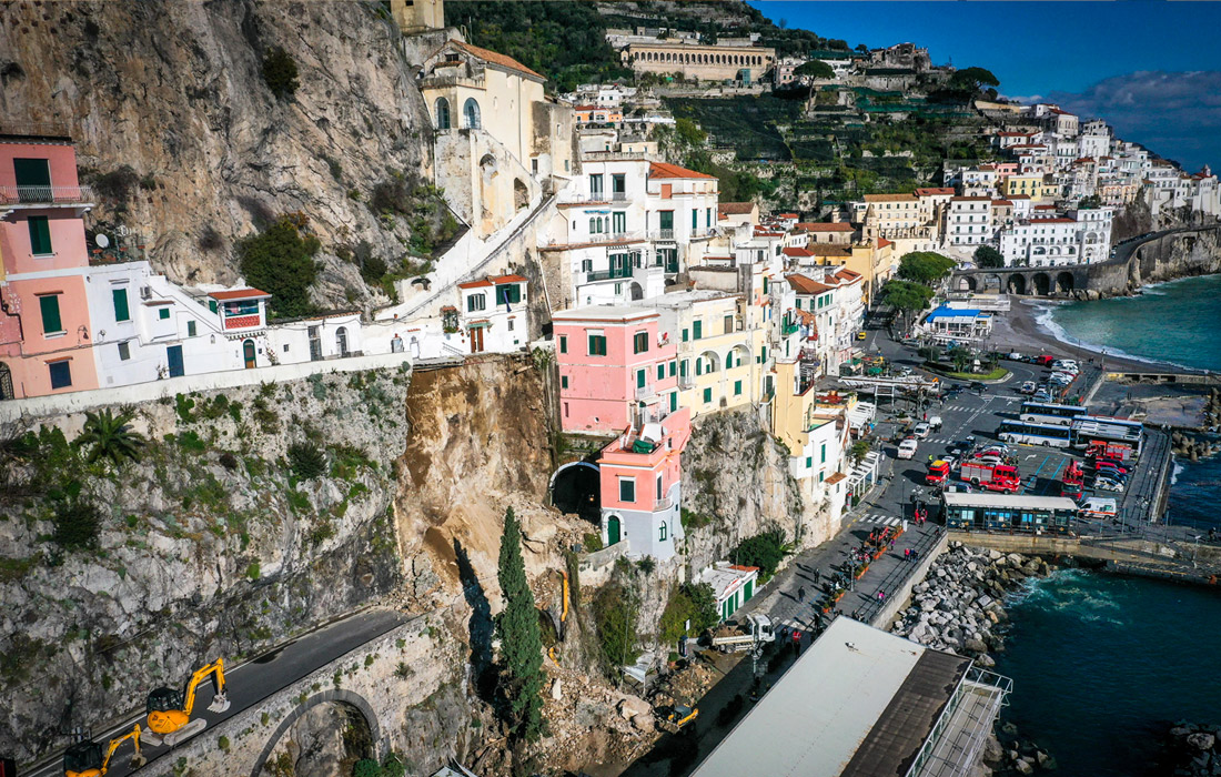 Italiya janubidagi Amalfi shossesining bir qismiga tog‘ toshlari o‘pirilib tushdi.