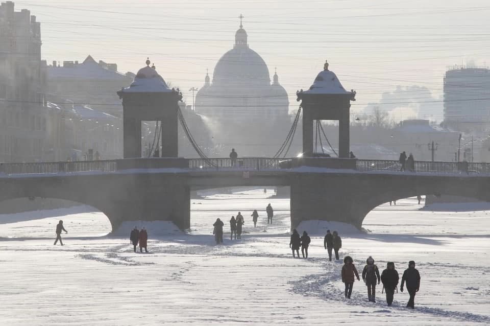 Sankt-Peterburg aholisi shaharning muzlab qolgan kanallarida sayr qilib yuribdi.