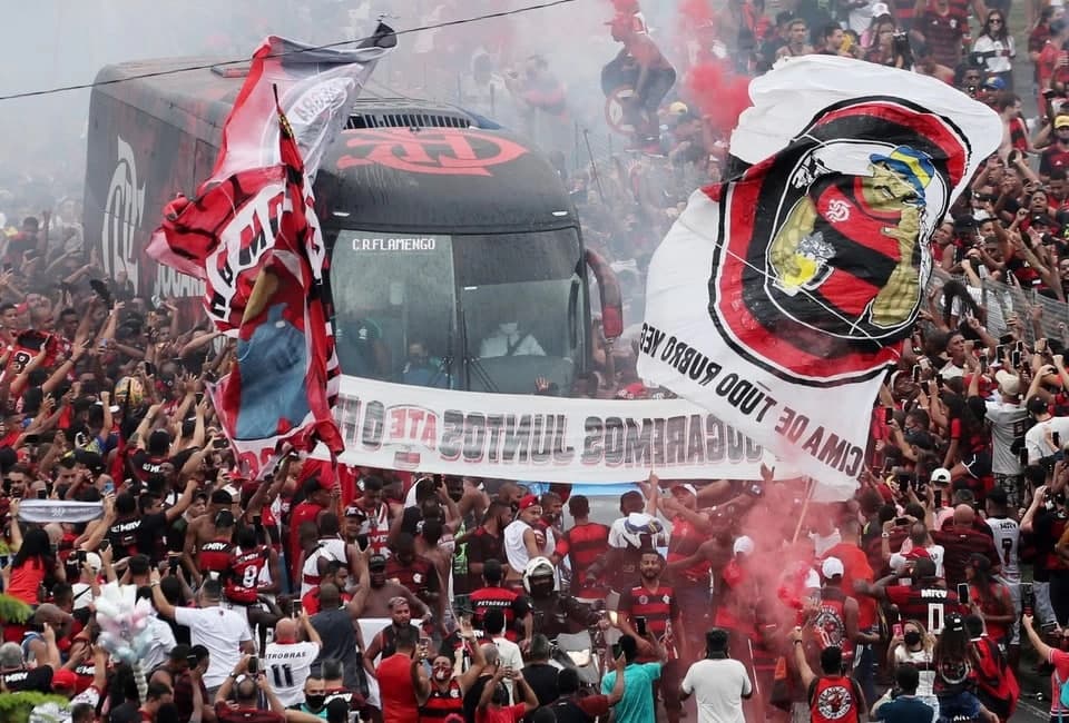 Бразилиянинг «Фламенго» футбол клуби ишқибозлари жамоа автобусини муҳим учрашувга кузатиб қўймоқда.