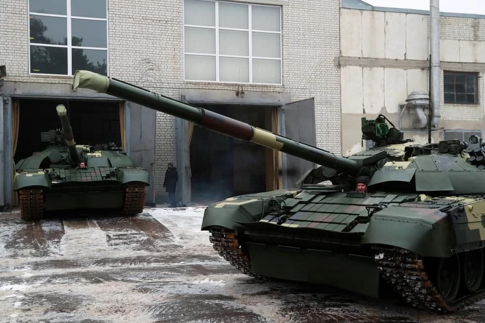 Украинанинг Киев шаҳрида мамлакат армиясига маҳаллий заводлардан бирида янгиланган Т-72 танклари берилди.