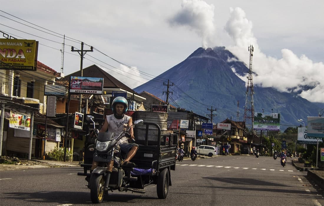 Indoneziyadagi Merapi vulqoni issiq bulutlarni hosil qilmoqda.