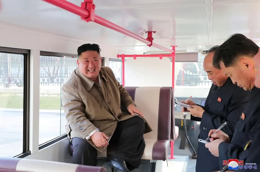 KXDR yetakchisi Kim Chen In Pxenyan avtobus zavodida sinov tariqasida ishlab chiqarilgan ikki qavatli avtobusda o‘tiribdi.