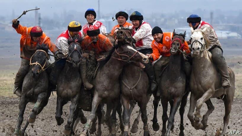 Qirg‘iziston chavandozlari Bishkek shahridan 20 kilometr uzoqlikda joylashgan Sokuluk qishlog‘ida an’anaviy Markaziy Osiyo sport turi — ko‘pkari bilan shug‘ullanmoqda.