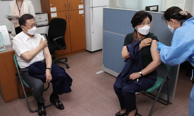 Жанубий Корея президенти Мун Чже Ин ва унинг рафиқаси коронавирусга қарши AstraZeneca вакцинаси билан эмланди.