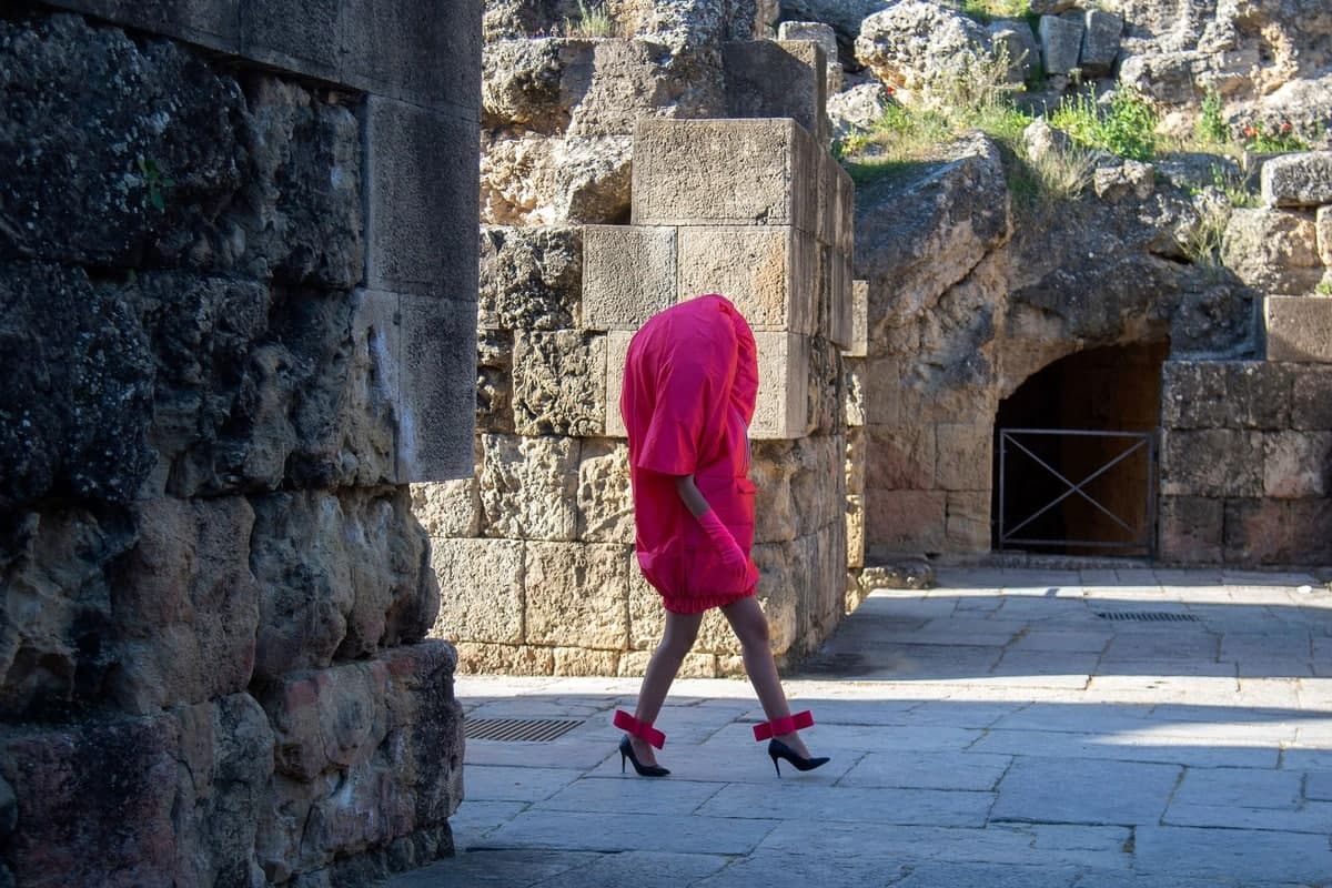 Ispaniyaning Sevilya shahridagi Italika amfiteatrida Code 41 Andalusiya moda haftaligi davomida model Larhha moda uyi tomonidan yaratilgan libosni namoyish qilmoqda.