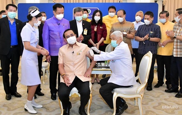 Prayut Chan-Ocha koronavirusga qarshi emlanmoqda.