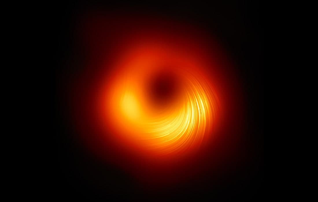 Event Horizon Telescope jamoasi M87 galaktikasidagi qora tuynukning ikkinchi suratini e’lon qildi. Yerdan 55 million yorug‘lik yili uzoqligidagi galaktikada joylashgan ushbu qora tuynukning birinchi surati 2020-yilning sentabr oyida e’lon qilingandi.