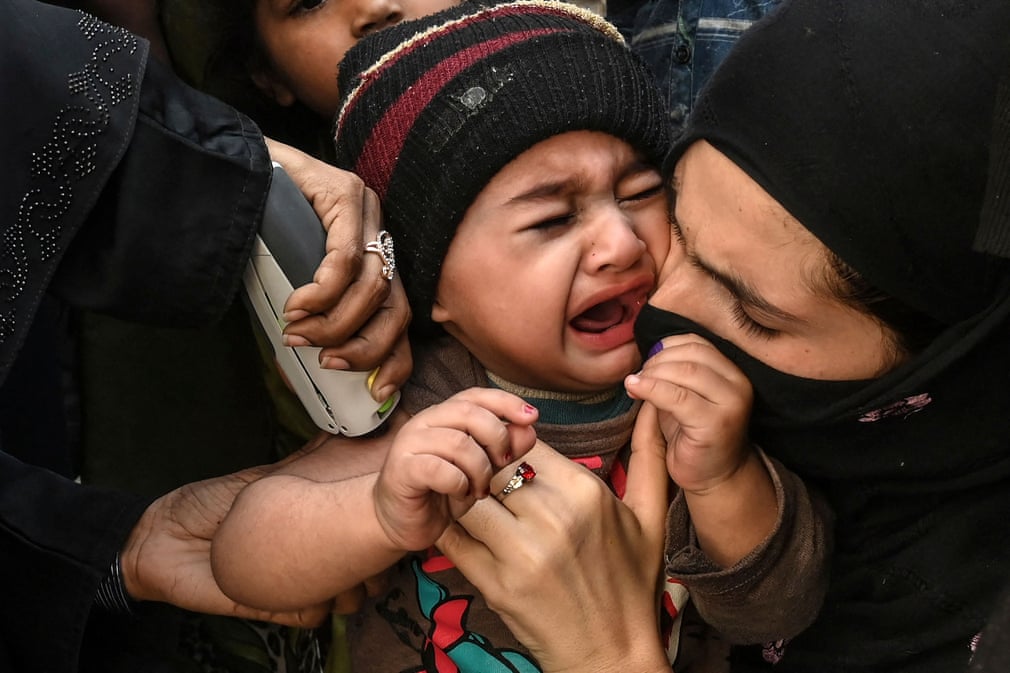 Pokistonning Lahor shahrida poliomielitga qarshi vaksinalash kampaniyasi doirasida emlanayotganida yig‘layotgan bolakay.