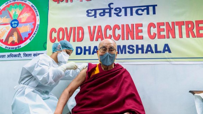 Dalay-lama XIV Hindistonda koronavirusga qarshi emlanmoqda
