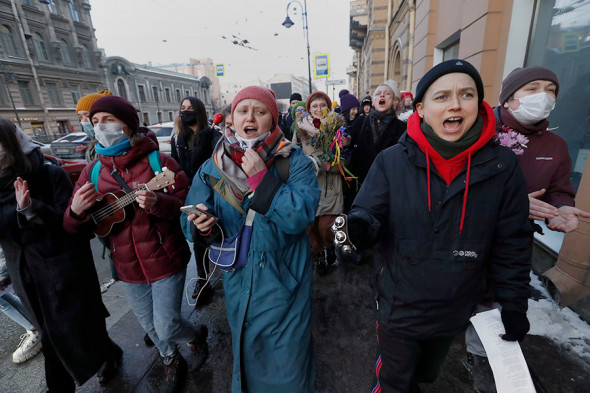 Sankt-Peterburg markazida 8-mart kuni kelishilmagan feministik marsh bo‘lib o‘tdi. Ishtirokchilar “Chernishevskaya” metro bekatidan “Nevskiy prospekti” bekatigacha piyoda yurib bordi.
