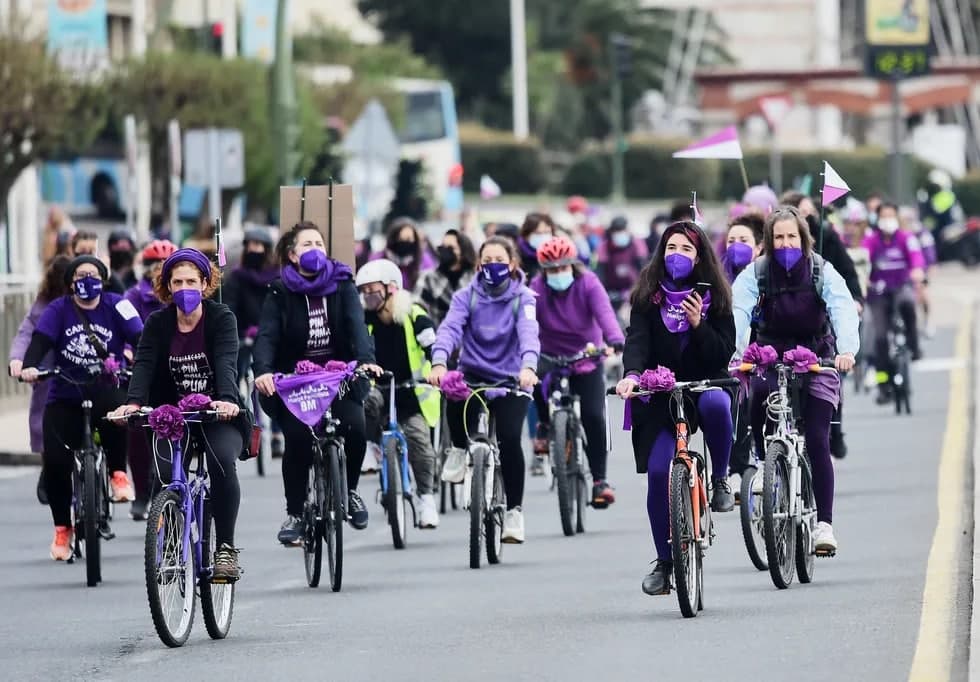 Ispaniyaning Santander shahrida ayollarning Bicicletada Feminista nomli velosiped sayri.