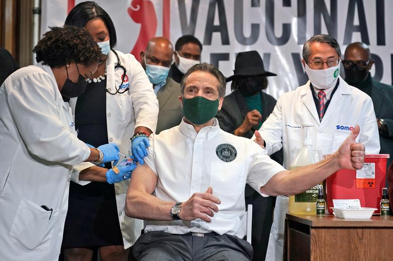 Нью-Йорк губернатори Эндрю Куомо коронавирусга қарши вакцина билан эмланмоқда.