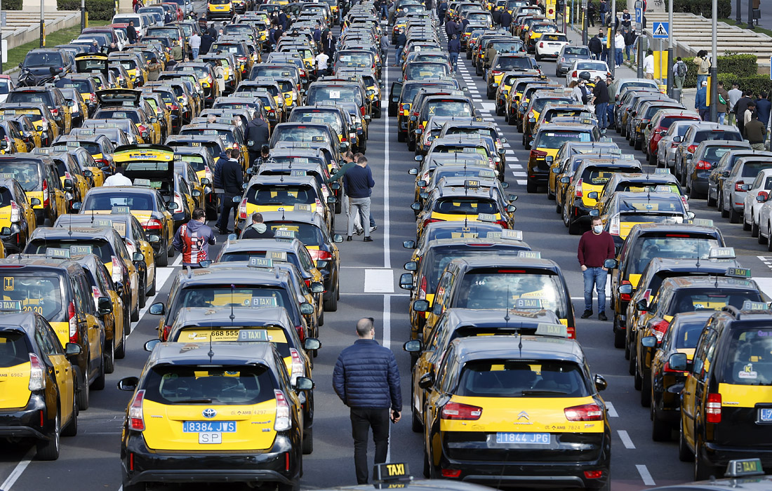 Барселона шаҳрида Uber такси хизматининг қайта тикланиши сабабли маҳаллий таксичилар норозилик акцияси ўтказди.