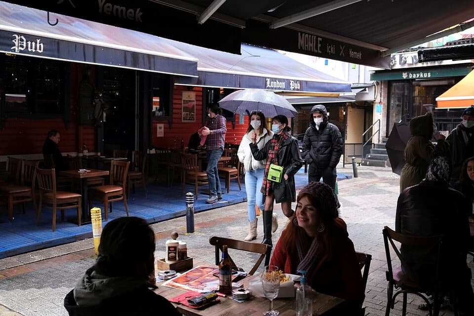Turkiyadagi restoran va qahvaxonalar pandemiya tufayli joriy qilingan 3 oylik tanaffusdan so‘ng qayta ish boshladi.