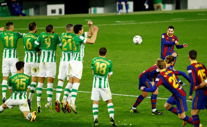 7-fevral. La Liganing 22-turidan o‘rin olgan “Betis” — “Barselona” o‘yinida Lionel Messi jarima zarbasini amalga oshirmoqda.