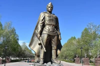 Tataristonda yosh bolalar “Ozodlik jangchisi” yodgorligini yoqib yubordi. Mahalliy hokimiyat yodgorlikni olovga chidamli degandi (video)