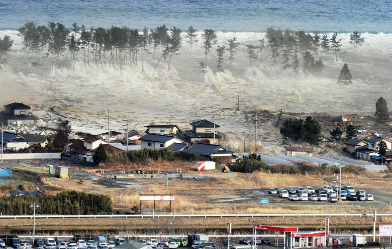 Натори шаҳрида зилзиладан сўнг турар-жой ҳудудини қамраб олаётган цунами. 2011 йил, 11 март.