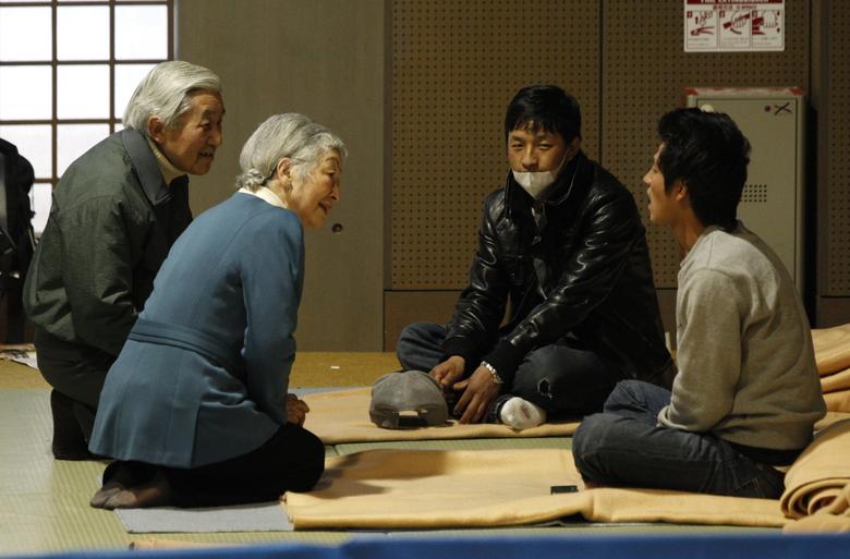 Yaponiyaning o‘sha paytdagi imperatori Akixito va uning rafiqasi Michiko Tokioga evakuatsiya qilingan odamlar bilan suhbatlashmoqda. 2011-yil, 30-mart.