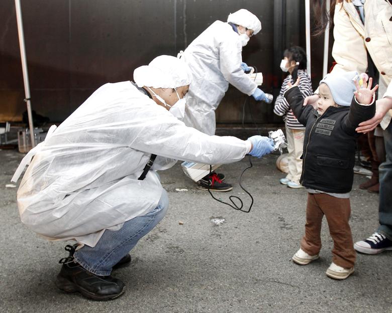 Fukusima atom stansiyasi yaqinidagi evakuatsiya zonasidan olib kelingan bolalarda nurlanish belgilari bor-yo‘qligi tekshirilmoqda. 2011-yil, 13-mart.
